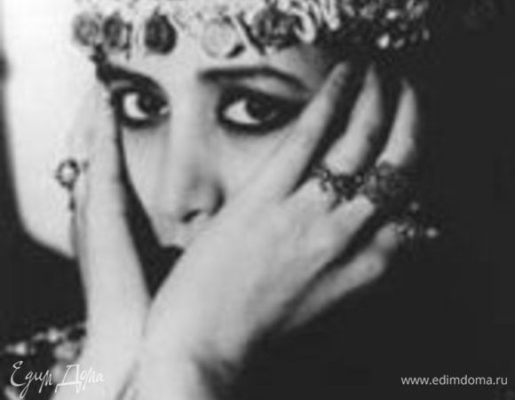 Как пишет автор, для аутентичности под шакшуку можно слушать Офру Хазу, курить кальян и пить густой черный кофе из маленьких чашечек… Вкуснейший кофе был с удовольствием сварен, до кальяна дело не дошло :), а вот на Офру Хазу я подсела, ностальгия… Очень рекомендую.