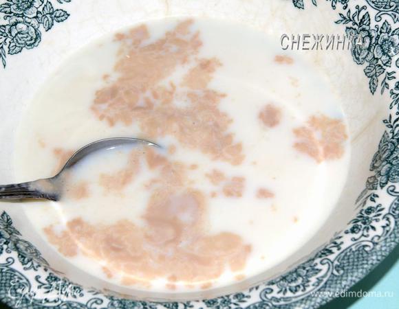 Молоко прогреваем до теплого (но не горячего!), кладем ложку сахара и дрожжи. Ждём «шапочку» 10-15 минут.