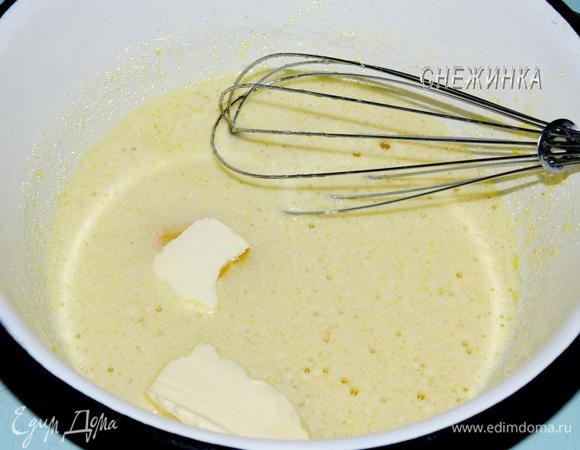 В миске растираем яйца с сахаром, солью и ванилином (если Вы добавляете). Добавляем размягченное масло, еще раз растираем.