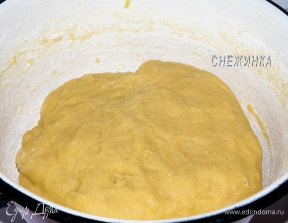 Через 30 минут тесто обмять.