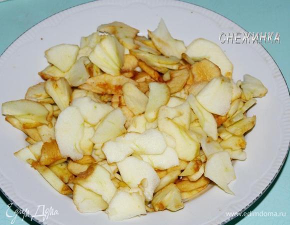 Яблоки чистим от кожи и семян, нарезаем тонкими пластинками.