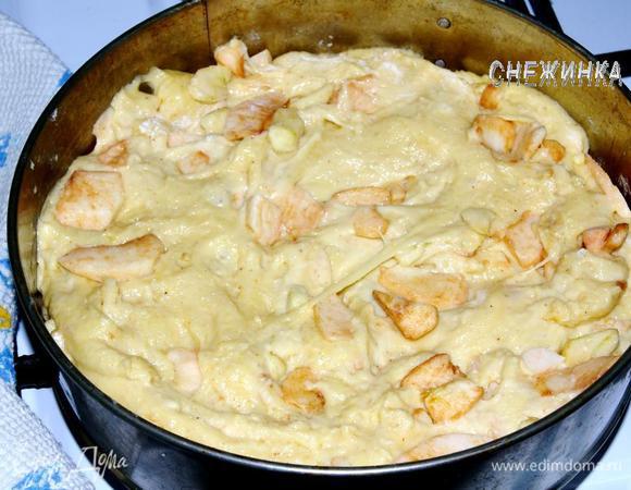 Форму для выпечки (разъемную) смазываем растительным маслом. Первый раз я пекла в форме размером 21 см., пирог получился очень высокий. Потом я решила сделать в форме 23 см., он получился чуть ниже, но так мне показалось лучше. Тесто выкладываем в форму и оставляем на 40 минут подняться. 