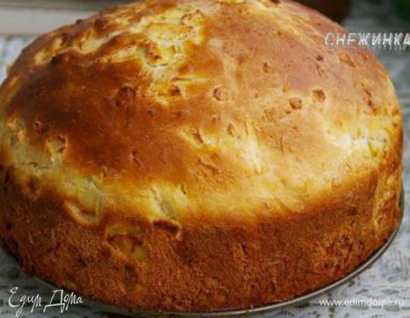 Выпекаем при 180С до сухой зубочистки. В форме 21 см я пекла 45 минут, в форме 23 см – 35 минут. Вот такой высокий красавец в форме 21 см.