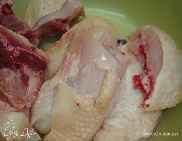 Курицу порезать на порционные куски.