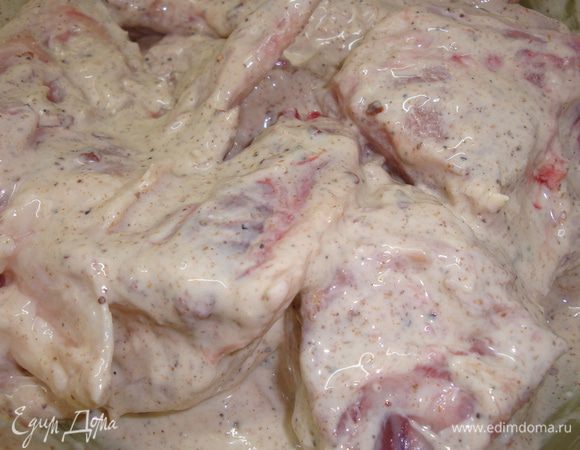 Смешать всё с курицей. И оставляем мариноваться 2 часа.