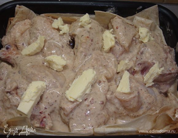 Форму смазать сливочным маслом (30 г), разрезать лаваш по форме для запекания и аккуратно разложить курицу на лаваш. Оставшееся масло  распределяем по курице. Разогреть духовку до 200 градусов и запекать до румяной корочки.