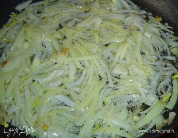  Лук нарезаем полукольцами и обжариваем на растительном масле.