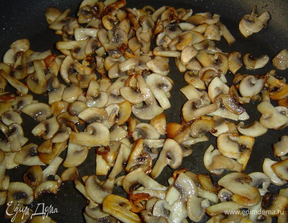 Грибы нарезаем пластинками и обжариваем до золотистого цвета.