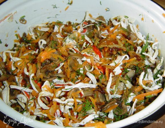 Соединяем грибы, лук, крабовые палочки, к ним добавляем отварную морковь, натертую на крупной терке, и мелко нарубленный укроп, все перемешиваем, а затем заправляем оливковым маслом и еще раз перемешиваем.