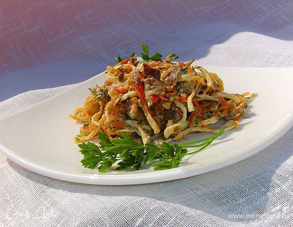 А теперь пришло время насладиться необыкновенно вкусным салатом.
Приятного аппетита!