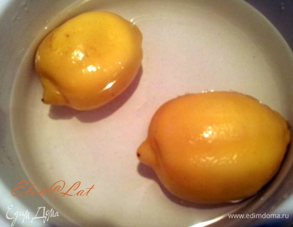 Лимоны вымыть и отварить в небольшом количестве воды примерно 
10 минут.
Затем залить лимоны холодной водой и оставить остывать.

