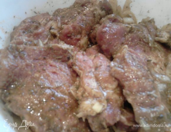 Мясо замариновать на 30 минут в смеси сухих трав, масла и лука (солить не надо, иначе выделится сок и мясо будет жестким).