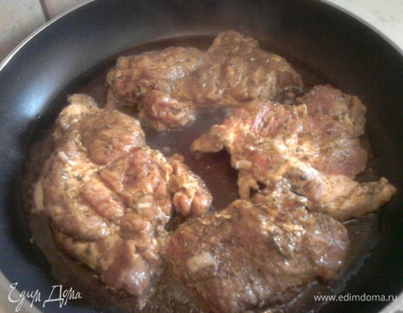 Мясо посолить, поперчить и поджарить на сильном огне с двух сторон (минут по 5) до образования корочки.