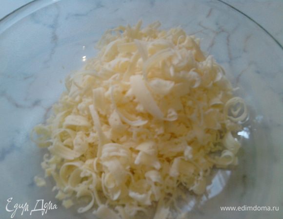 Не забудьте натереть сыр и посыпать им горячее мясо.