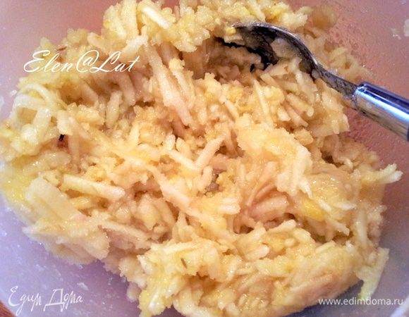 Пропустить корки лимонов через мясорубку.
Яблоки помыть, почистить и натереть на крупной тёрке, не через мясорубку.  иначе получится водянистая кашица, которая не даст тесту правильно запечься.
Смешать яблоки, корки лимонов и сахар.
Если масса получилась слишком жидкой, добавить немного крахмала.
