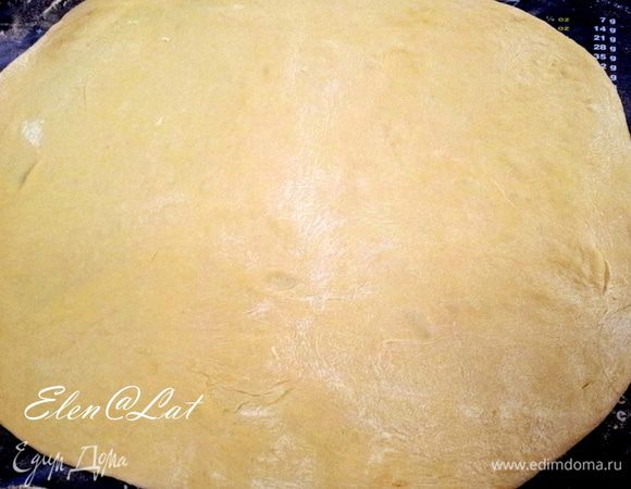 Тесто раскатать в прямоугольник. 
