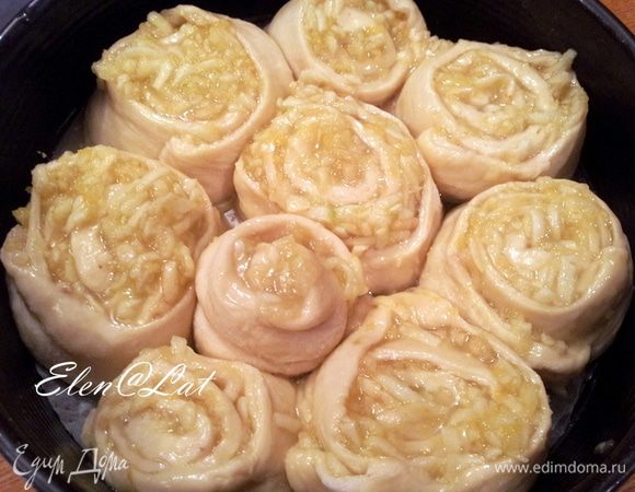 Рулет порезать рулетиками длиной 8~10см.
Форму смазать растительным маслом или сливочным маслом
Поставить в неё рулетики.