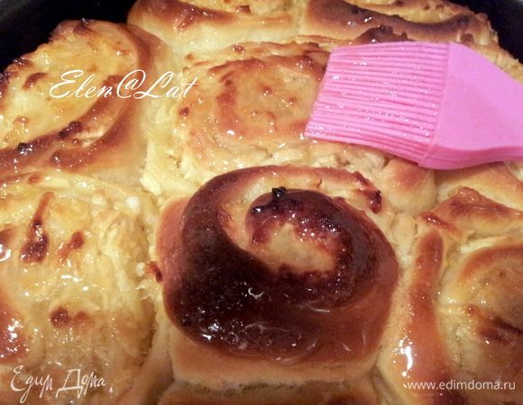 Готовый пирог достать из духовки и сразу же промазать глазурью. 
Пирог остудить и вынуть из формы. 
Пирог получается пышный, воздушный, в меру сладкий и с кислинкой лимона, мягкими сладкими яблочками. .Безумно вкусно))))
Угощайтесь)))
