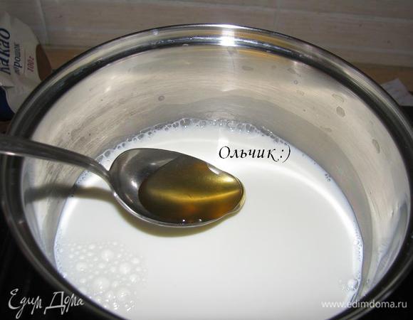 В кастрюле хорошо нагреем молоко, добавим мёд и дадим ему полностью раствориться.