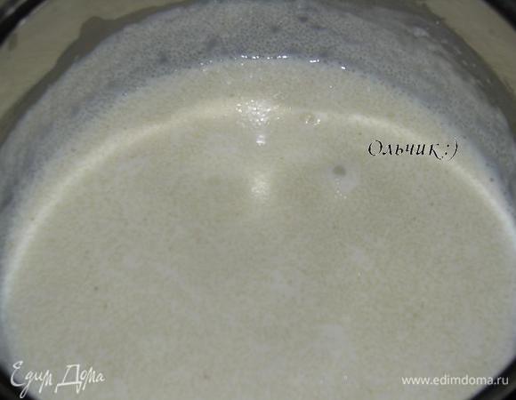 Всыпаем в горячее молоко с мёдом манную крупу и готовим, постоянно помешивая, 5 минут на медленном огне.