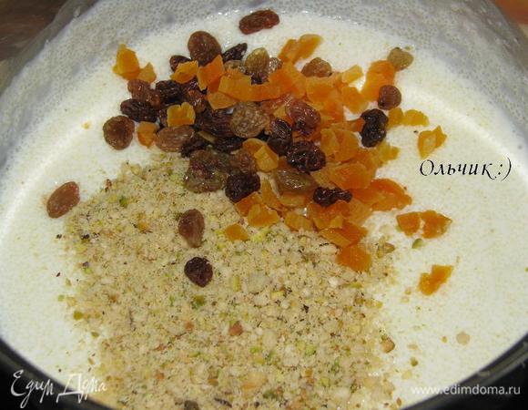 Немного кураги и фисташек оставляем для украшения, остальное подмешиваем в манную кашу.