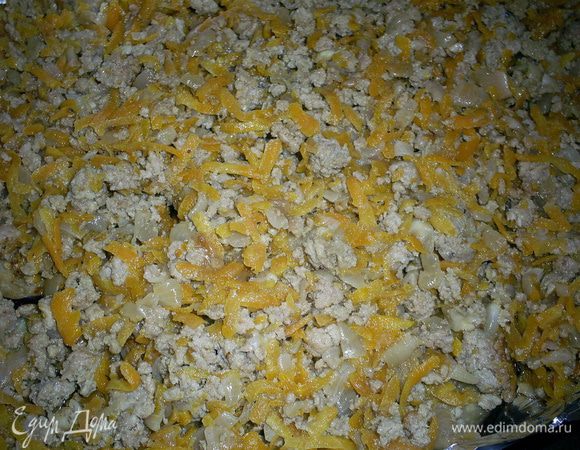 Фарш обжариваем на сковороде с открытой крышкой, добавляем нарезанный лук и натертую на крупной терке морковь. Обжариваем до полуготовности с открытой крышкой. Затем солим и перчим по вкусу, закрываем сковороду крышкой и тушим до готовности.