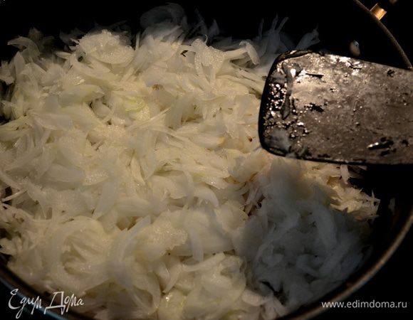 Затем добавить лук,убавим огонь и обжариваем лук до корич.цвета примерно 1 час помешиваем.