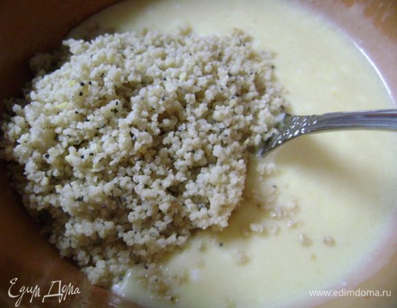 Затем добавить кедровые орехи и муку, смешанную с разрыхлителем, перемешать. Муки может уйти больше или меньше от указанного количества, нужно ориентироваться на тесто, оно должно быть мягким, не липнуть к рукам, но и не быть крутым.