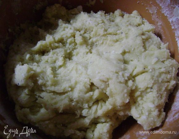 Тесто выложить в форму, выложенную пергаментной бумагой, и руками разровнять по поверхности. Многократно наколоть вилкой.