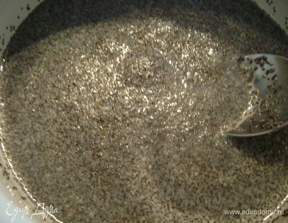 В это время для маковой начинки молоко смешать с сахаром, довести до кипения и добавить мак. Варить 5 мин.