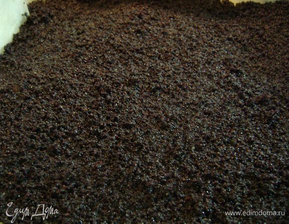 Маковую начинку выложить на тесто и разровнять.