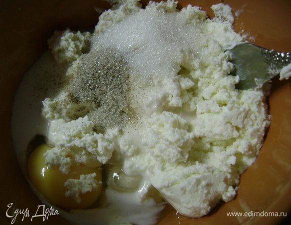 Для творожной начинки творог смешать с яйцом, ванильным сахаром, сахаром, йогуртом (или сметаной). Смесь не должна быть густой или слишком жидкой.