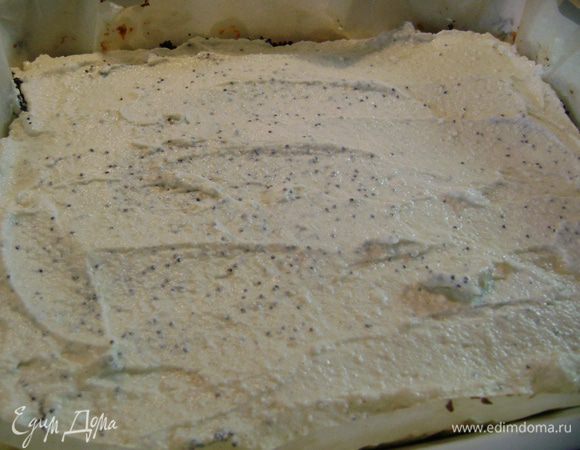 Выложить творожную начинку поверх маковой.