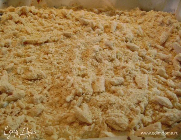 Сверху посыпать толченым печеньем. Если ягоды свежие, количество печенья можно уменьшить на половину.