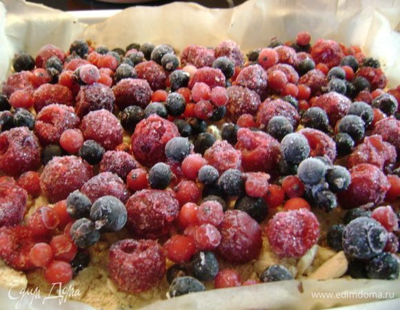 А затем разложить ягоды (лучше с кислинкой, типа вишни и смородины).