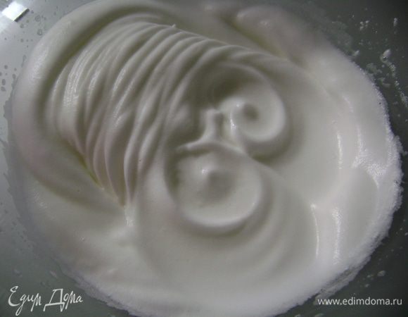 Белки взбить с сахарной пудрой до устойчивых пиков.