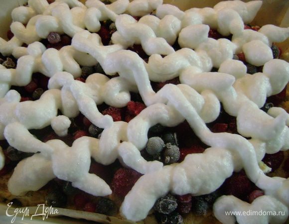 Нанести белки на ягоды с помощью кондитерского шприца (мешка).