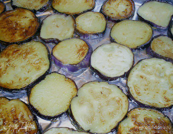 Начинаем собирать нашу запеканку. Выкладываем в форму (я предварительно выстилаю фольгой) слой баклажанов.