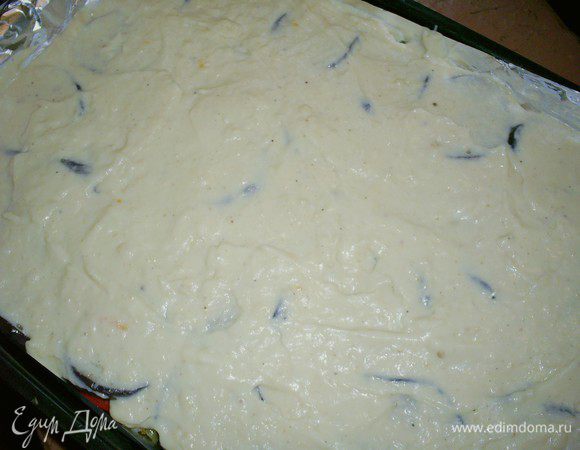 Сверху выкладываем мясо с луком и морковью. Посыпаем мясо мелко нарубленным чесноком и измельченной петрушкой.  При желании можно добавить и укроп.Следующим слоем выкладываем гречку. Затем помидоры, нарезанные кружочками. Последний слой - баклажаны. Заливаем баклажаны соусом и отправляем запеканку в разогретую духовку.