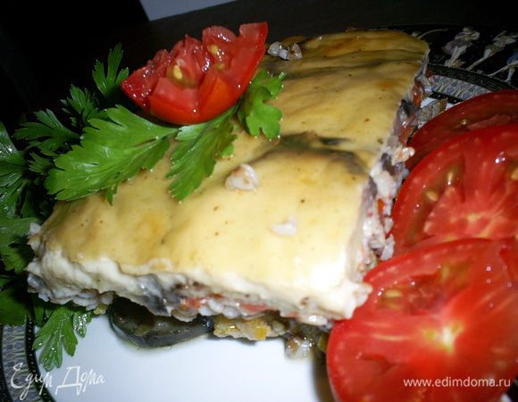 Лучше дождаться, пока запеканка остынет, тогда она будет легче резаться и не будет распадаться на слои. Если резать теплой, то гречка может немного рассыпаться, но на вкус это совершенно не влияет. Приятного аппетита!