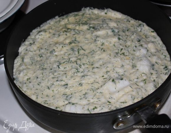 В сковороде разогреть оливковое масло и влить яично-молочную смесь, сверху выложить кубики сыра "фета", накрыть крышкой и готовить, пока омлет не схватится, на медленном огне.  Готовить примерно 8-12 минут, поглядывая, чтобы не подгорел снизу. Возможно снять раньше и оставить под крышкой. 