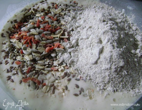 В опару добавить смесь из ядер и хлопьев и просеянную муку. 