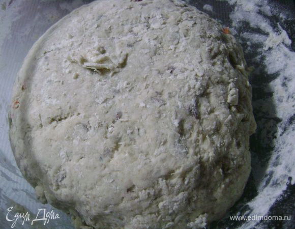Замесить мягкое, эластичное тесто. Муки может уйти больше или меньше от указанного количества, тесто не должно липнуть к рукам, но и не быть крутым. Накрыть полотенцем чашку с тестом и оставить на 1-1,5 часа.