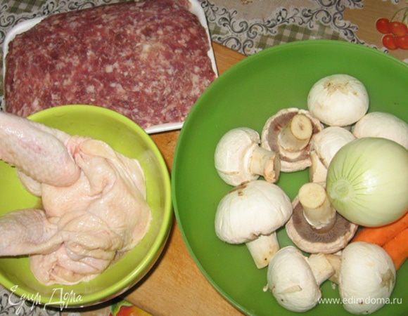 Шкурку снимайте аккуратно, это самое длительное в приготовлении. Ее можно заранее припасти в морозилку. Крылья отрежьте "по-локоть", а ножки по голени - в этих местах кожа наиболее тонкая, снимается плохо поэтому лучше эти части оставить как есть. Оно и эстетичнее по итогу смотреться будет. Шампиньоны, морковь и лук очистить от кожуры.