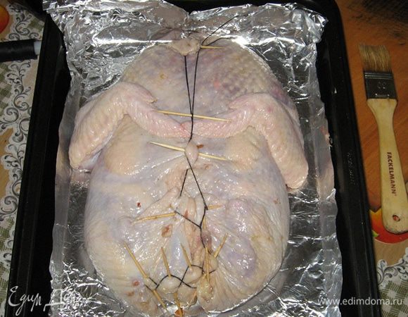 Дальше творческая часть - наполнить шкурку фаршем, создать подобие тушки и зашить брюшко. Я зашиваю с помощью зубочисток, которые потом обматываю нитью крест-на-крест. Противень выстилаем фольгой, смазываем ее растительным маслом, выкладываем курочку и убираем в духовку на  40 минут при 180 градусах. Если масло станет "плеваться", прикройте курицу куском кулинарной бумаги словно крышкой, ей от этого не поплохеет :)