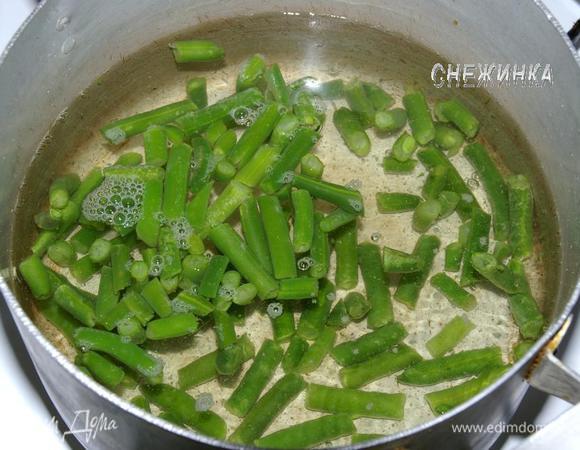 Приготовим зеленый омлет. Фасоль (у меня мороженая, кусочками) отварить в слегка подсоленной воде в течение 8 минут. Воду слить.