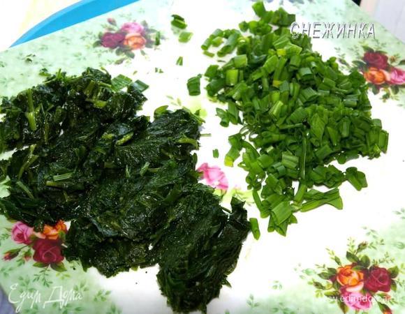 Шпинат разморозить, измельчить, лук порубить.