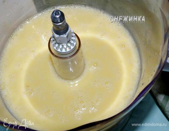 Яйца взбить СЛЕГКА, можно венчиком. Излишняя пена нам не требуется. Присолить.