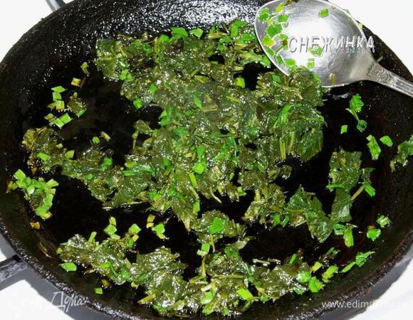 В сковороде разогреть оливковое масло, обжарить шпинат с луком несколько минут.