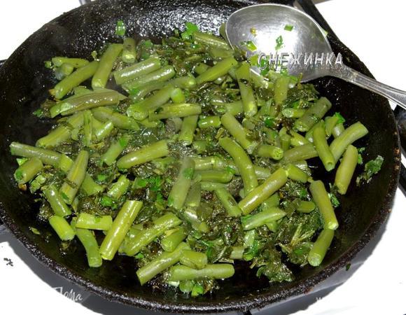 Затем добавить фасоль, подержать несколько минут и влить яйца.